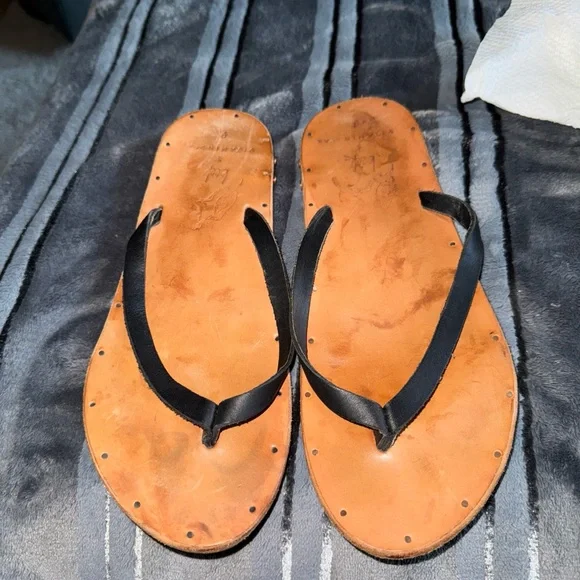 Beek Seabird Handmade Brown Leather Flip Flops with Black Straps - Picture 1 of 4